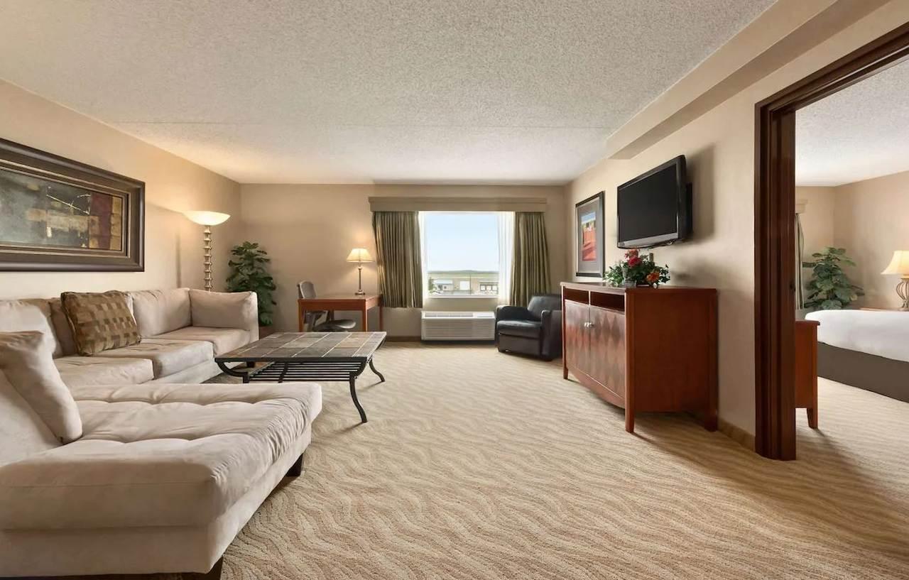 Hotel Doubletree By Hilton Wichita Airport Zewnętrze zdjęcie