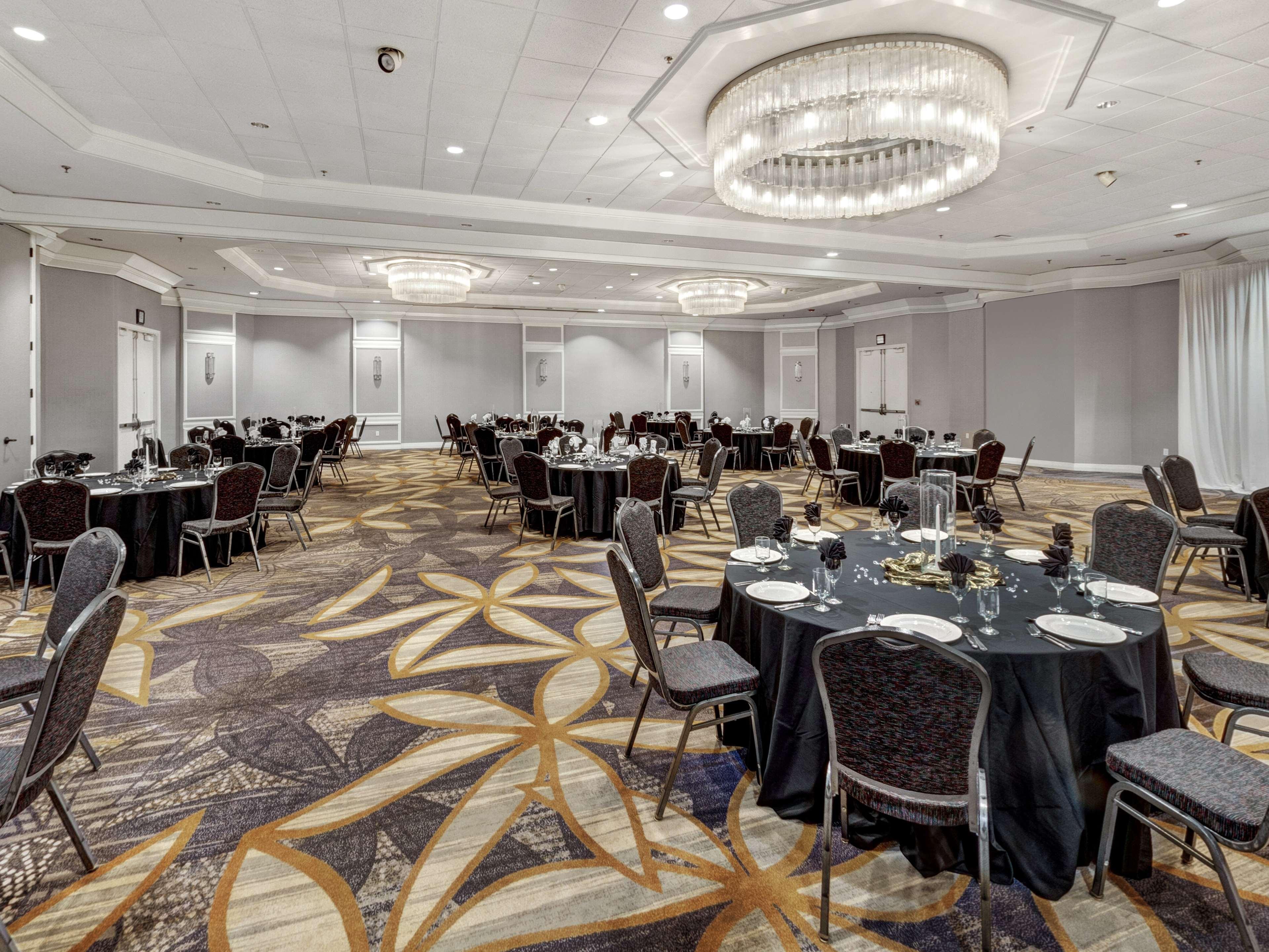Hotel Doubletree By Hilton Wichita Airport Zewnętrze zdjęcie