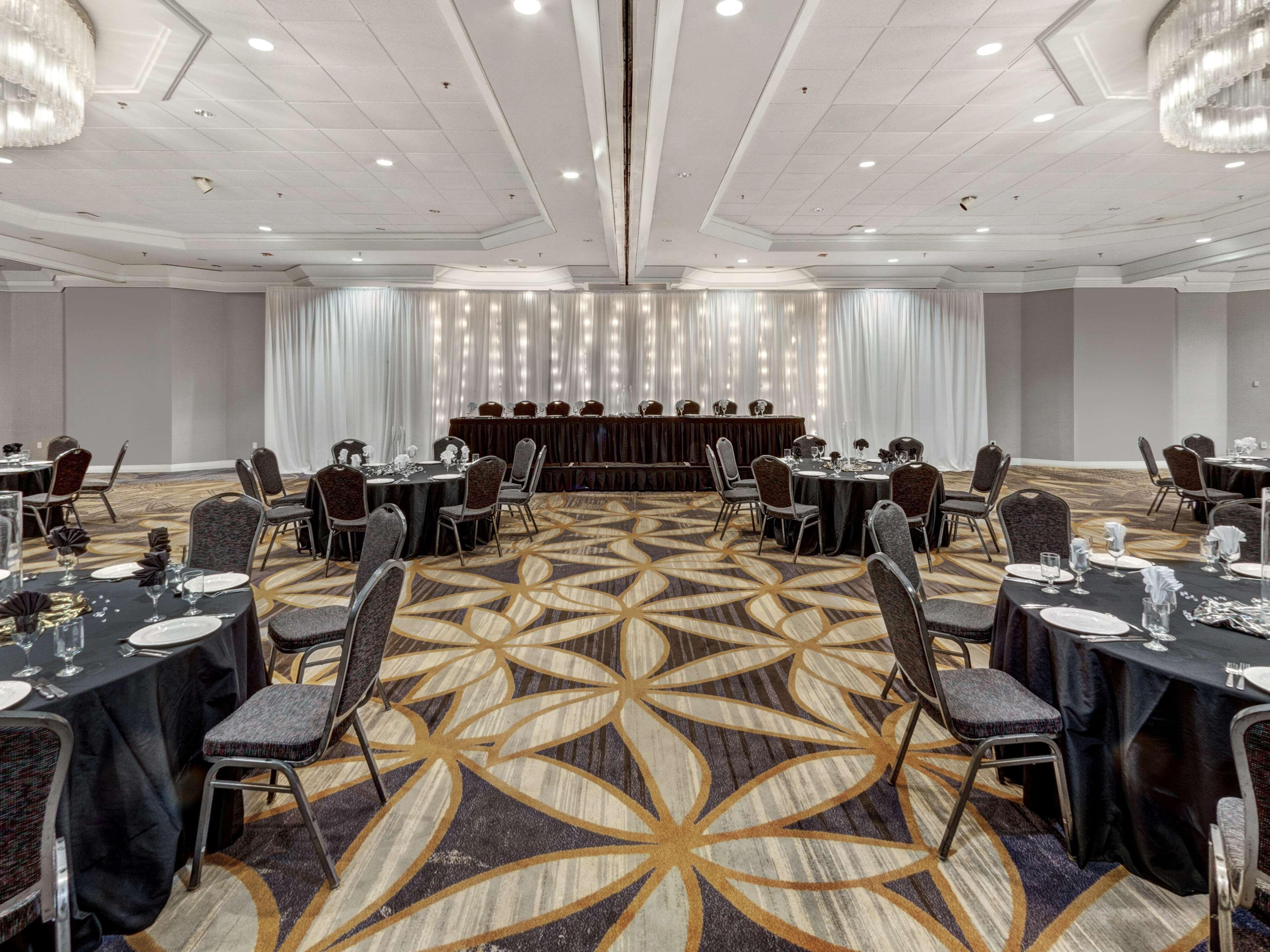 Hotel Doubletree By Hilton Wichita Airport Zewnętrze zdjęcie