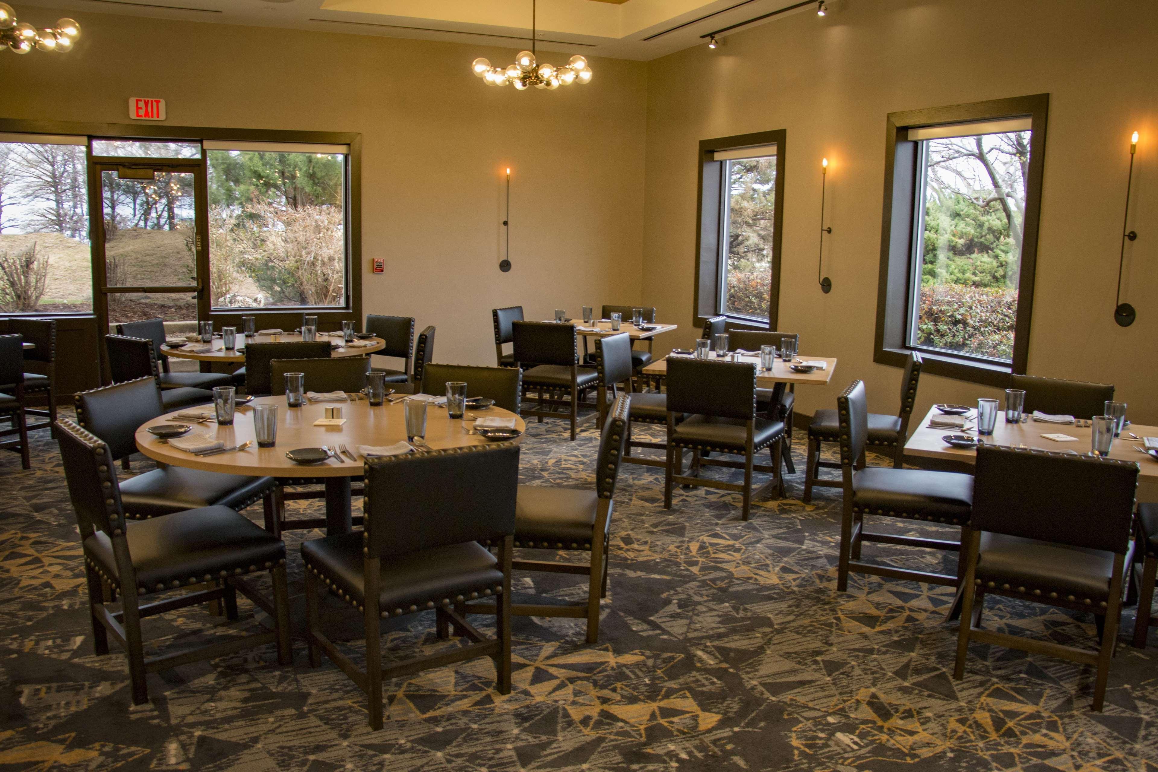 Hotel Doubletree By Hilton Wichita Airport Zewnętrze zdjęcie