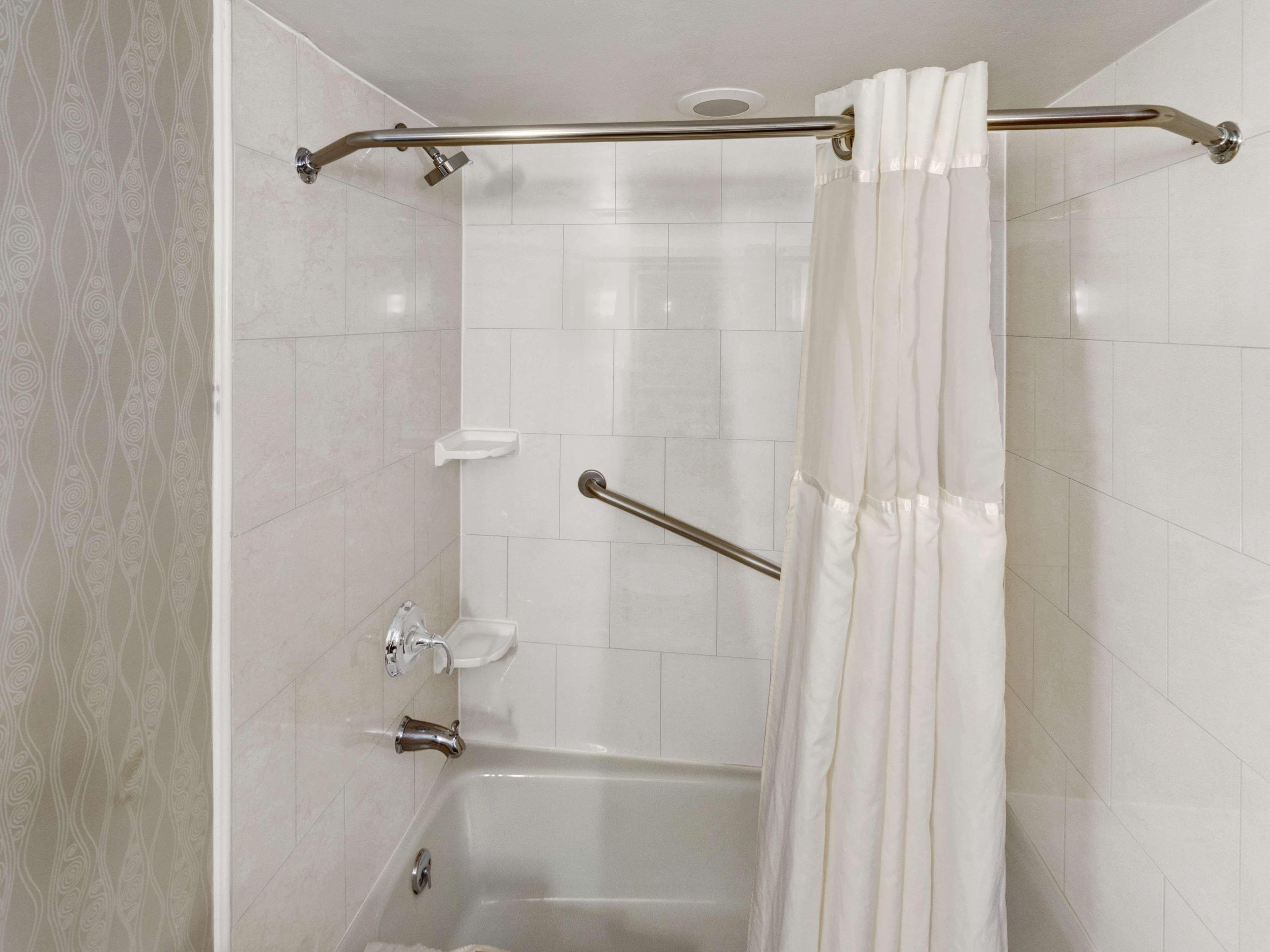 Hotel Doubletree By Hilton Wichita Airport Zewnętrze zdjęcie