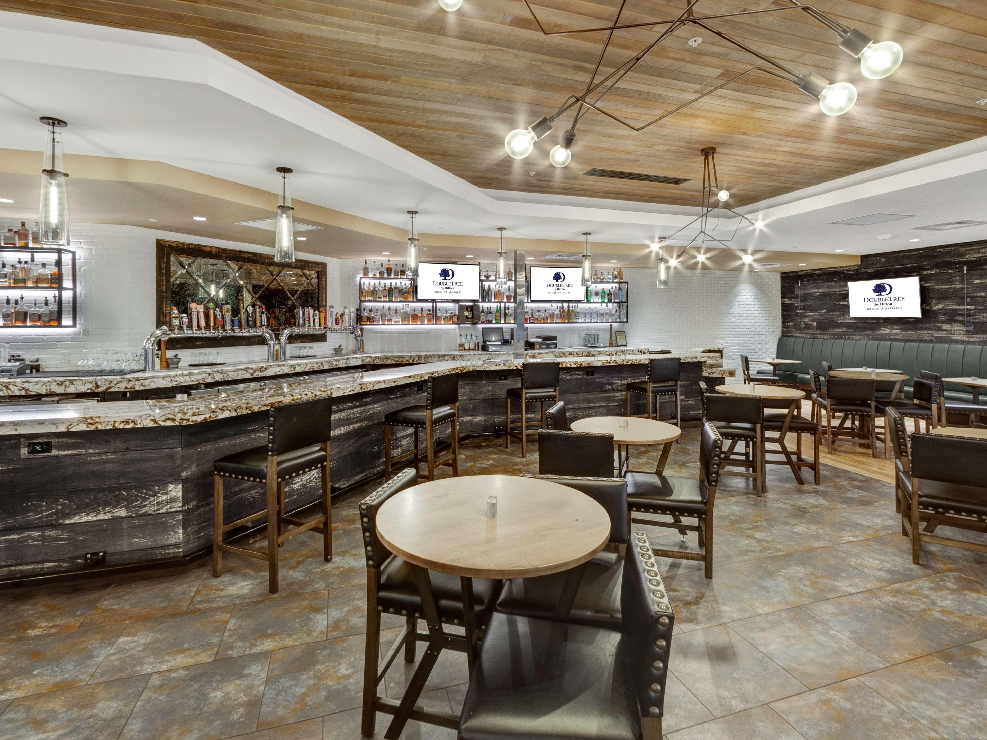 Hotel Doubletree By Hilton Wichita Airport Zewnętrze zdjęcie