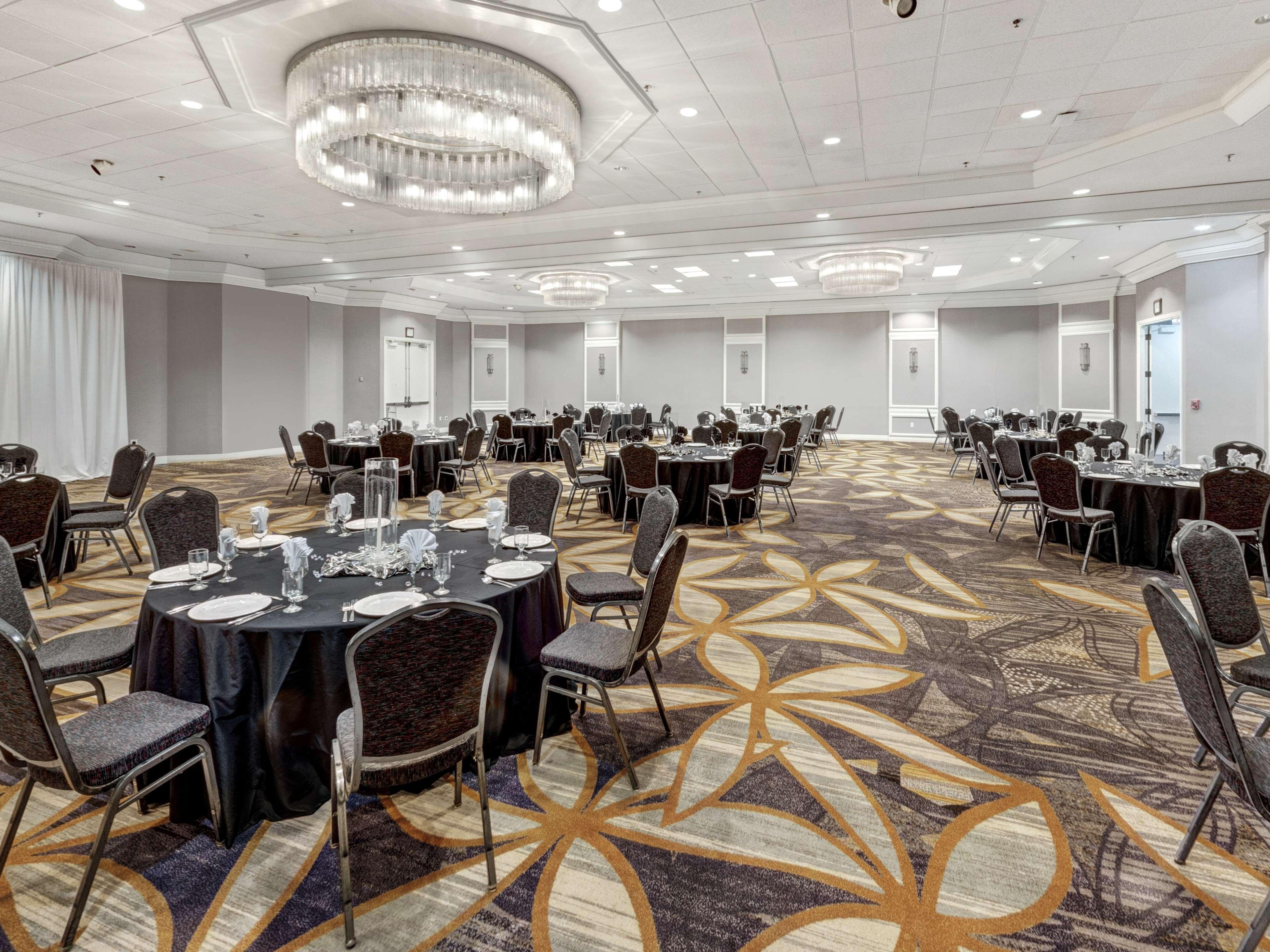 Hotel Doubletree By Hilton Wichita Airport Zewnętrze zdjęcie