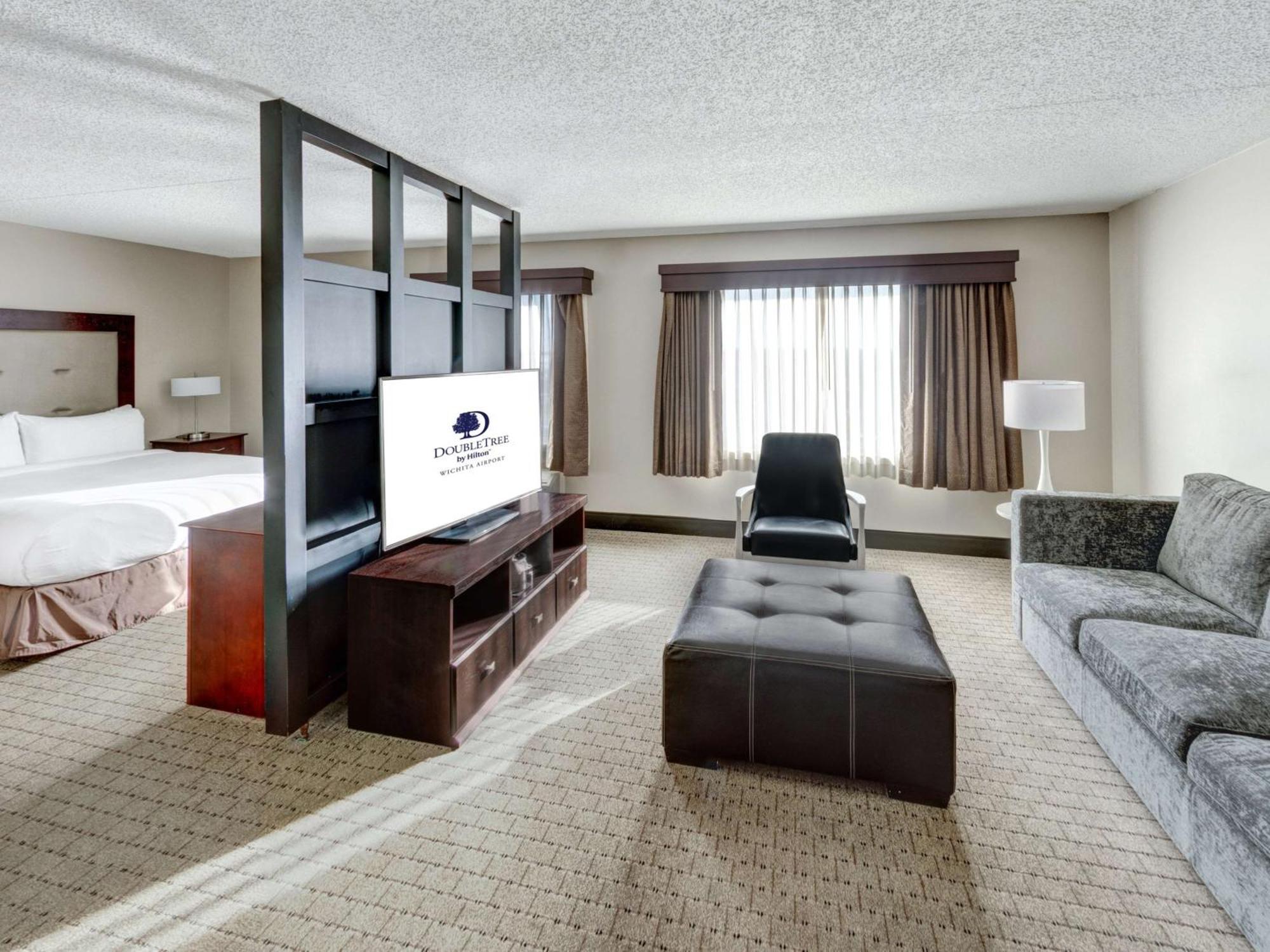 Hotel Doubletree By Hilton Wichita Airport Zewnętrze zdjęcie