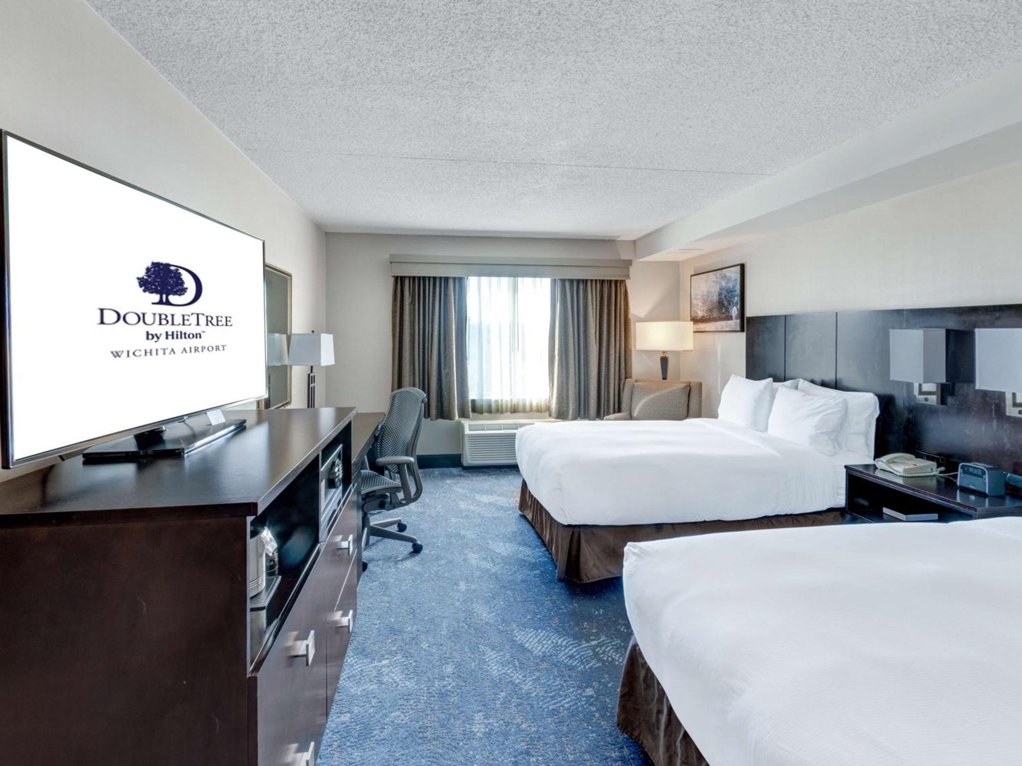 Hotel Doubletree By Hilton Wichita Airport Zewnętrze zdjęcie