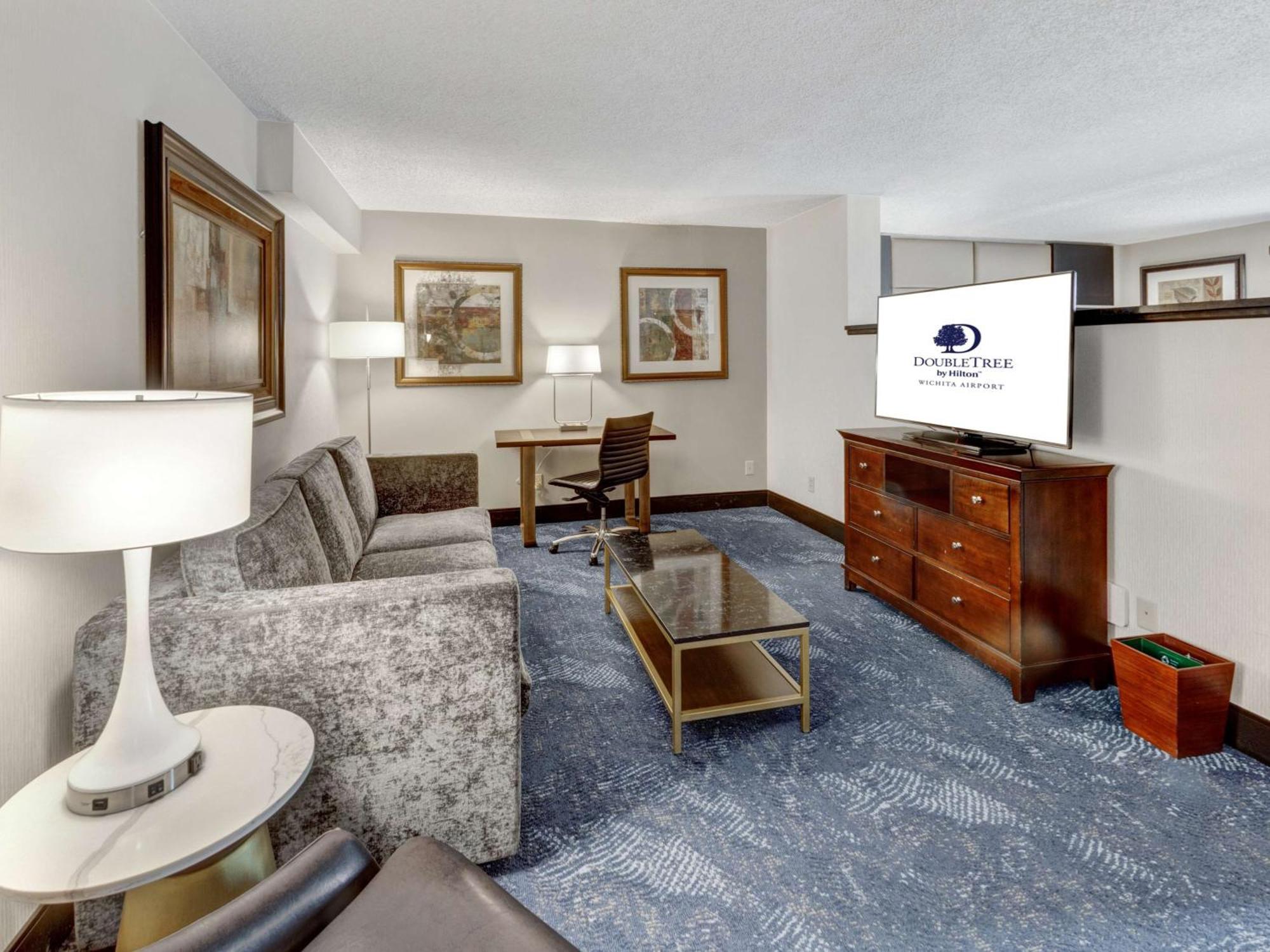 Hotel Doubletree By Hilton Wichita Airport Zewnętrze zdjęcie