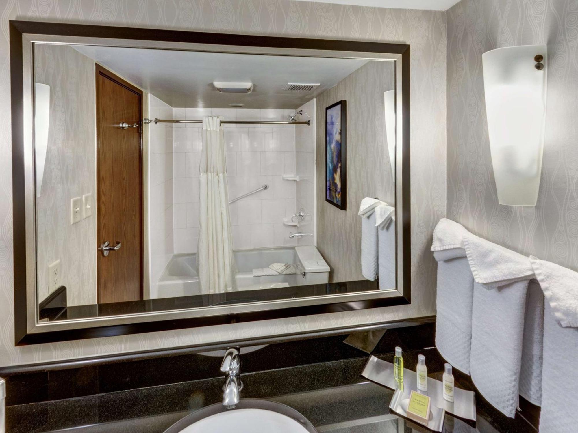 Hotel Doubletree By Hilton Wichita Airport Zewnętrze zdjęcie