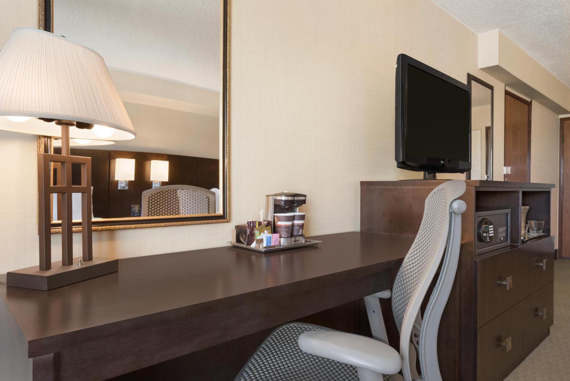Hotel Doubletree By Hilton Wichita Airport Zewnętrze zdjęcie