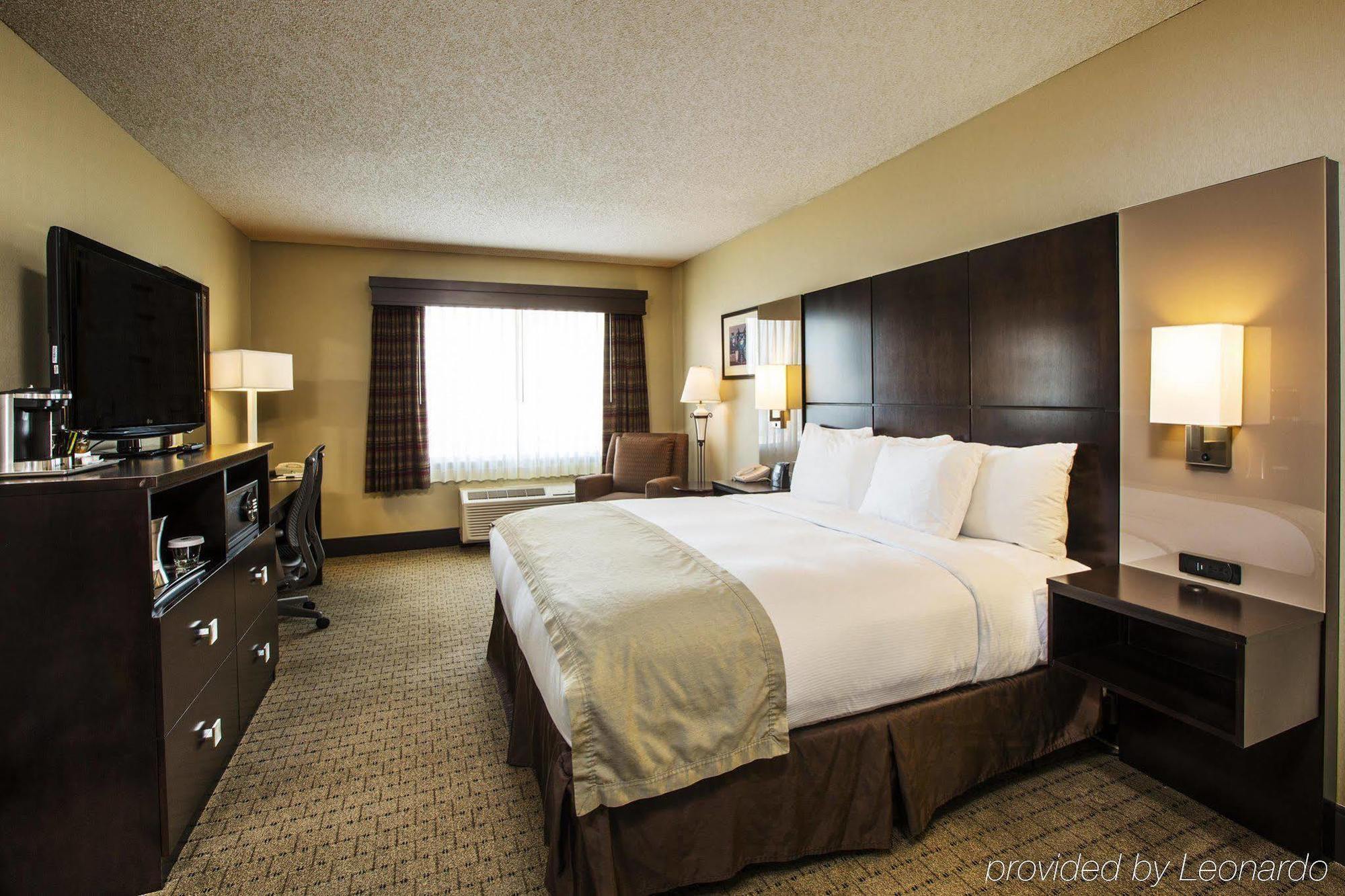 Hotel Doubletree By Hilton Wichita Airport Zewnętrze zdjęcie