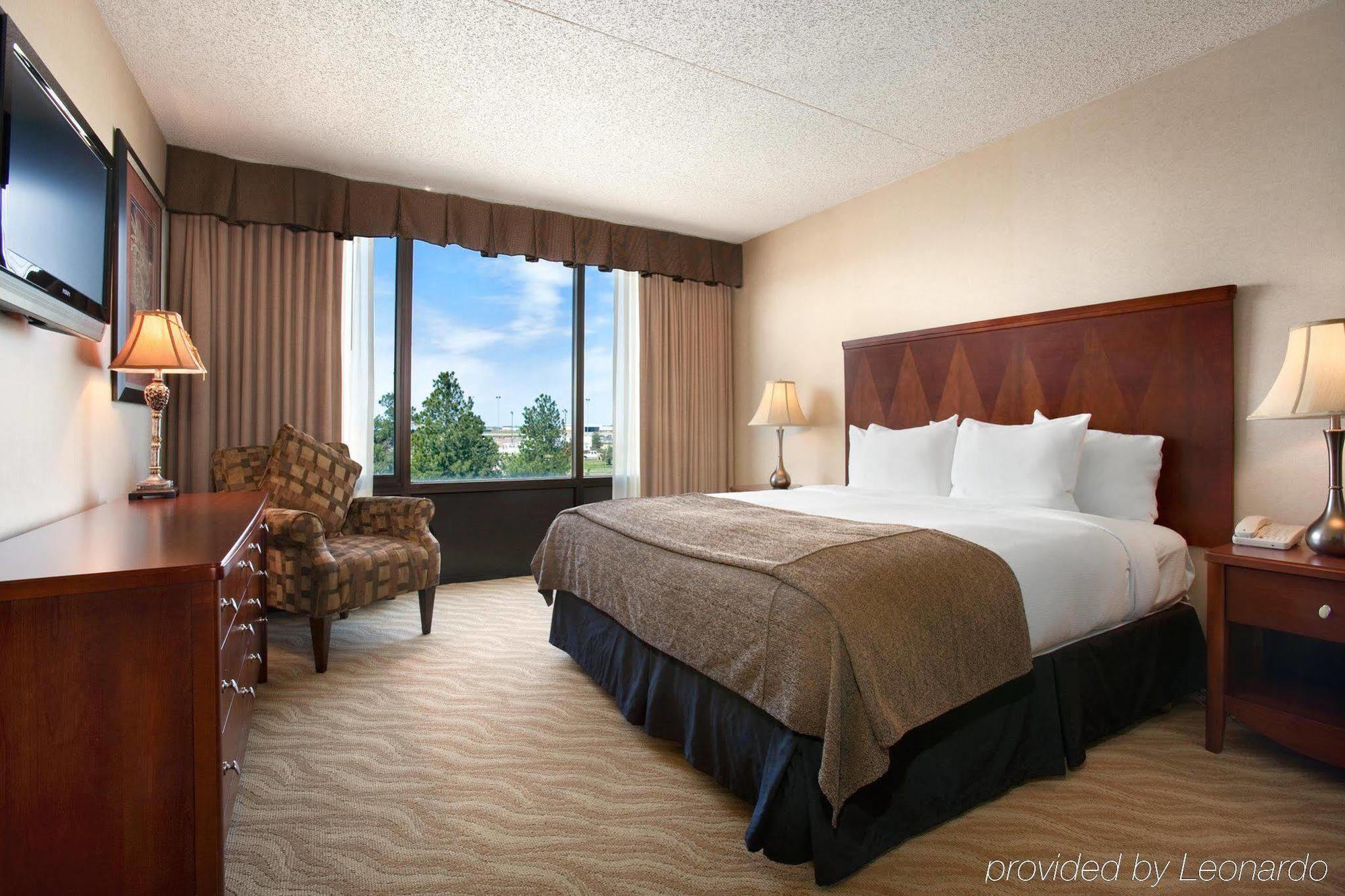 Hotel Doubletree By Hilton Wichita Airport Zewnętrze zdjęcie