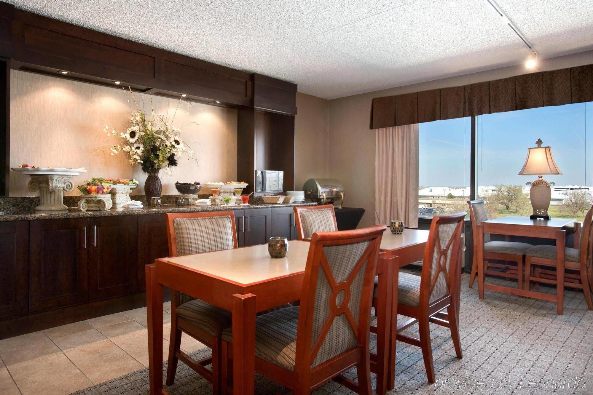 Hotel Doubletree By Hilton Wichita Airport Restauracja zdjęcie