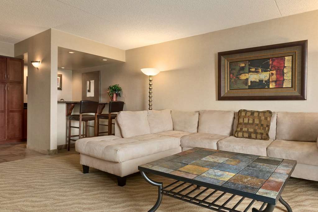 Hotel Doubletree By Hilton Wichita Airport Zewnętrze zdjęcie